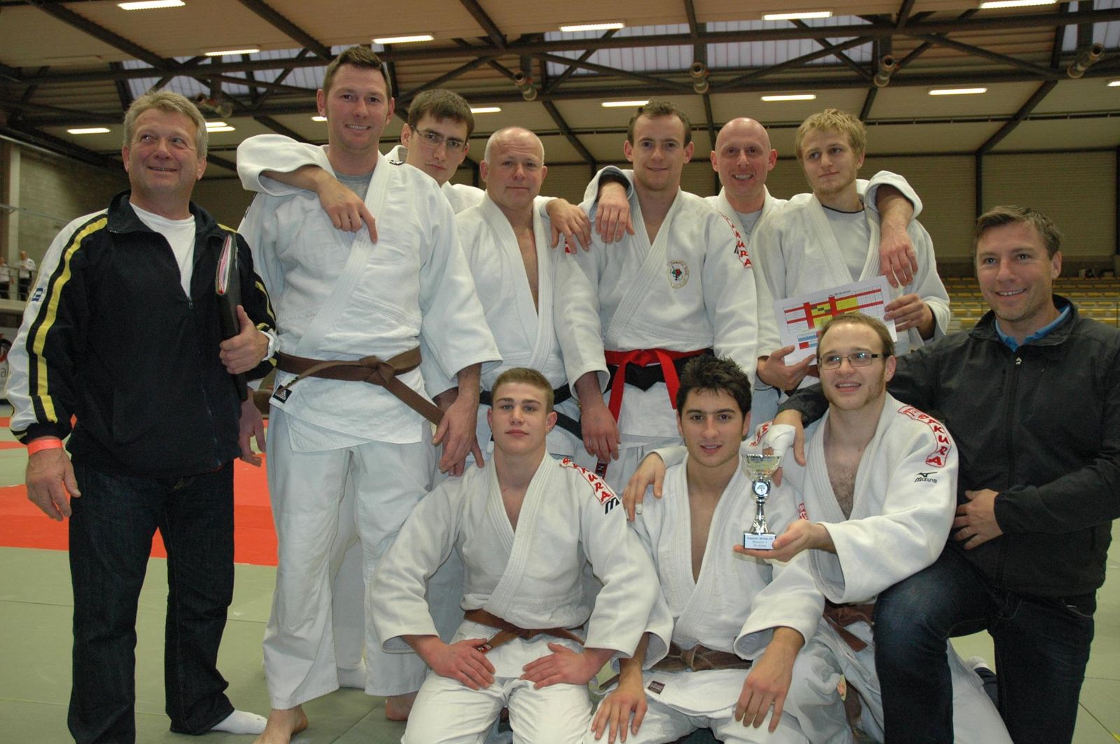 L’équipe de compétition du Sakura avec ses entraîneurs