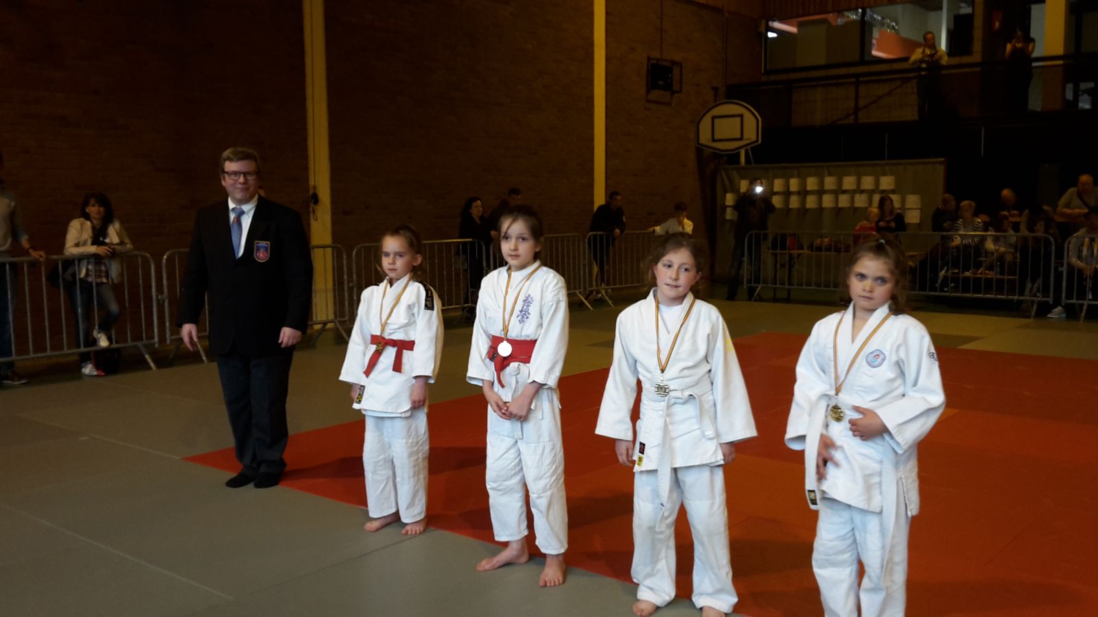 Jeunes judokas du Sakura sur le podium d’un tournoi